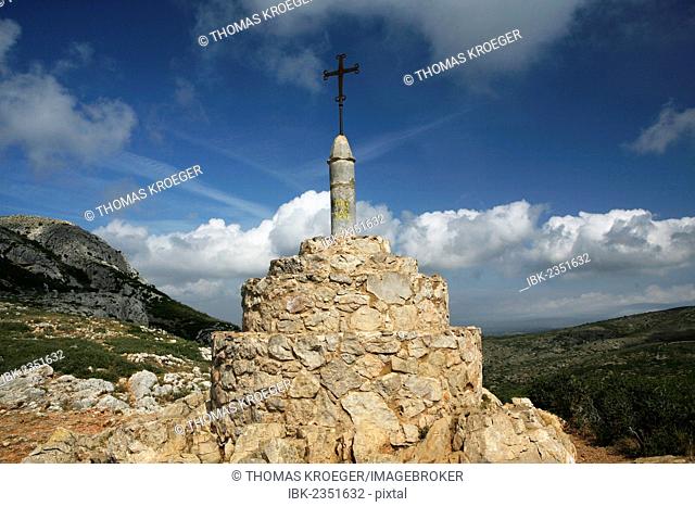 Wayside cross near Torroella de Montgri, Catalonia, Spain, Europe