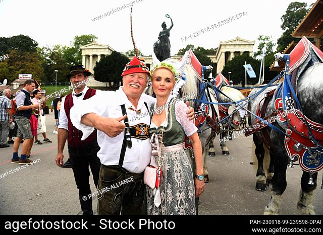 18 September 2023, Bavaria, Munich: The bird whistler Horst Berger and Claudia Gugger-Bessinger show themselves in front of the Sixt-Damenwiesn in front of the...