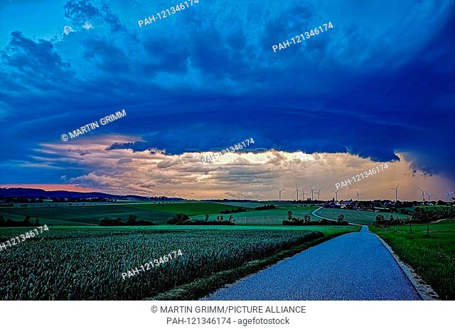 approaching thunderstorm with heavy rain, hail and strong gusts of wind, Baden-Wuerttemberg, Germany - 7 June 2019 | usage worldwide