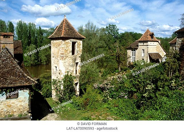 The village of 16th century buildings in locally quarried white stone, include the chateau, and the Maison de la Dordogne Quercynoise and the Telemacus tower a...