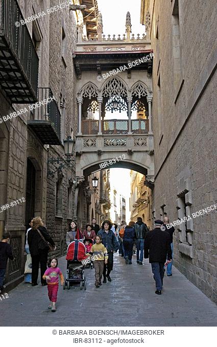 Barcelona's bridge of sighs, tourists in the Carrer del Bisbe, gothic quarter, Barcelona, Catalonia, Spain