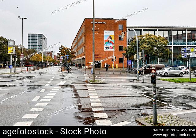 19 October 2023, Schleswig-Holstein, Kiel: Rain puddles collect on the intersection in front of the New Kiel City Hall where a serious accident occurred