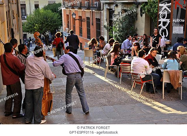 GROUP OF MUSICIANS IN FRONT OF THE BAR GASTRONOMICO KORGUI, CALLE ROLLO, MADRID, SPAIN