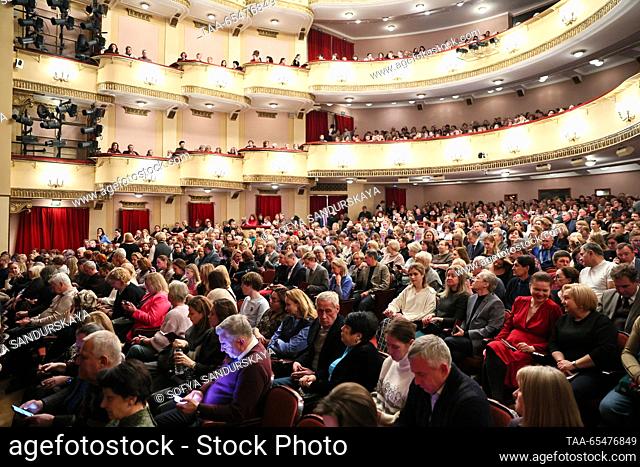 RUSSIA, MOSCOW - 4 de diciembre de 2023: La gente se ve en el auditorio durante el estreno de la producción de Ivan Popovski de la obra de Yevgeny Shvarts Un...