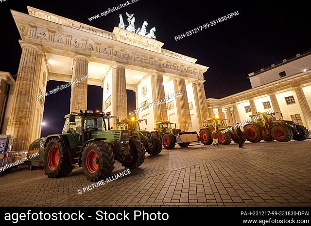 17 December 2023, Berlin: Farmers from Ostholstein stand with their tractors in front of the Brandenburg Gate. Hundreds of farmers have made their way to Berlin...