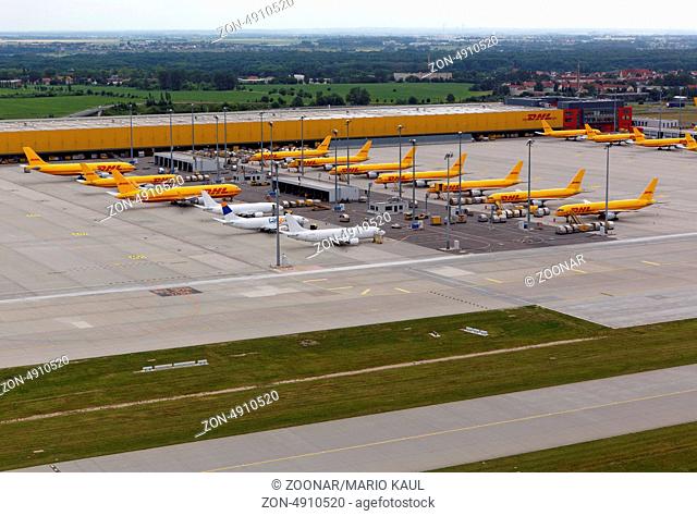 Mehrere Frachtflugzeuge stehen am DHL Hub am Flughafen Leipzig - Halle
