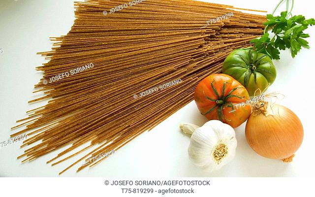 spaghetti, tomatoes, onions, garlic and parsley