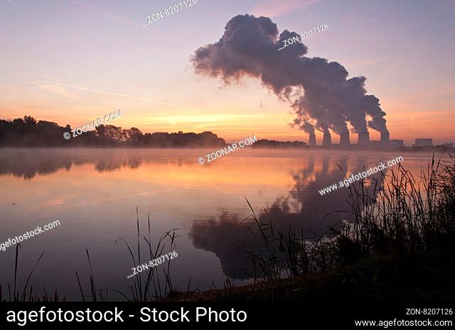 Sonnenaufgang am Teich mit Blick auf die Kühltürme des Braunkohlenkraftwerkes Jänschwalde