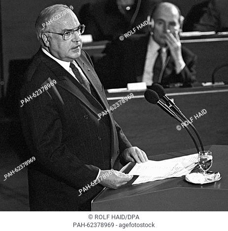 West German Chancellor Helmut Kohl speaks at a special meeting of the European Parliament on 22 November 1989 in Strassbourg about the situation in Eastern...