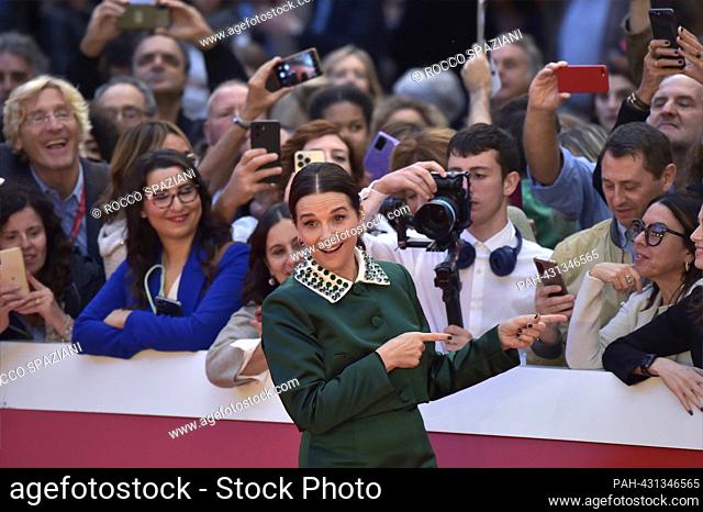 ROME, ITALY - 21 de octubre: Juliette Binoche asiste a una alfombra roja para la película "La Pasión De Dodin Bouffant" (El Pot Au Feu) durante el 18o Festival...
