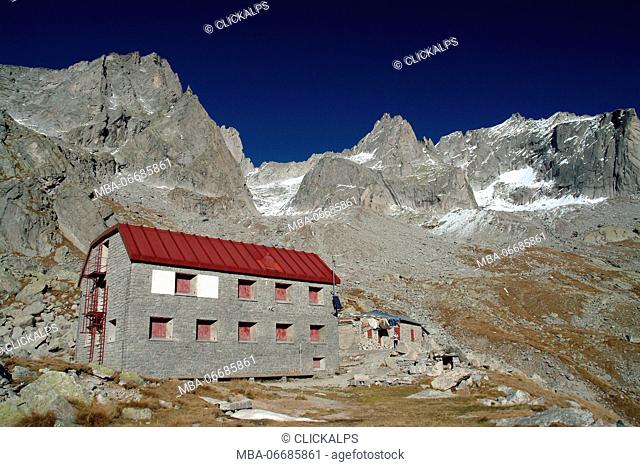 Refuge Allievi in Zocca Valley surrounded by the impressive granite walls of Masino Valley. Valmasino. Valtellina. Lombardy Italy Europe