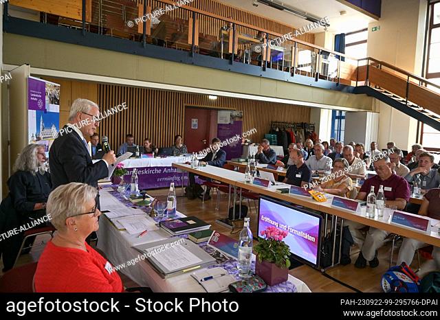 22 September 2023, Saxony-Anhalt, Dessau-Roßlau: President Christian Preissner welcomes the synod members and guests. At a special meeting of the regional synod...