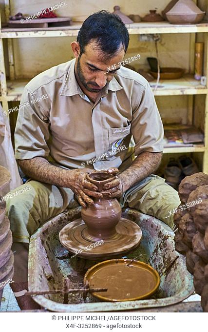 Sultanat d'Oman, gouvernorat de Ad-Dakhiliyah, Bahla, les poteries de Bahla sont réputées dans tout le pays / Sultanate of Oman, Ad-Dakhiliyah Region, Bahla