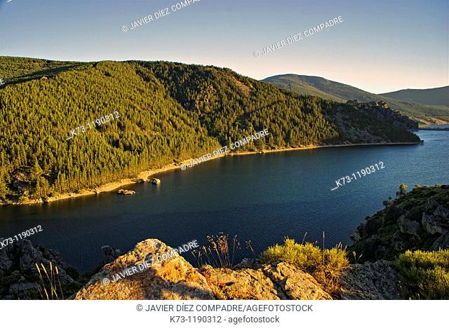Camporredondo Reservoir. Alba de los Cardaños. Fuentes Carrionas y Fuente-Cobre Montaña Palentina Natural Park. Palencia Province. Castilla y Leon