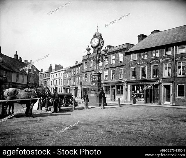 NEWBURY, Berkshire. The clock that commemorates the Golden Jubilee of Queen Victoria (1887) stands at the three-way junction of the London and Bath roads in the...