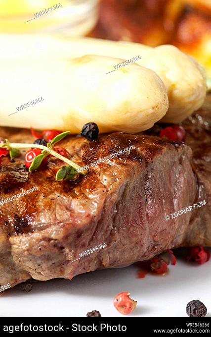 weißer Spargel auf einem gegrillten Steak