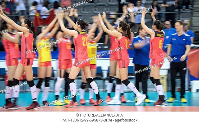 12 June 2018, Germany, Stuttgart: Volleyball, women's Nations League match between Germany and China at the Porsche Arena: China's team cheers over the victory