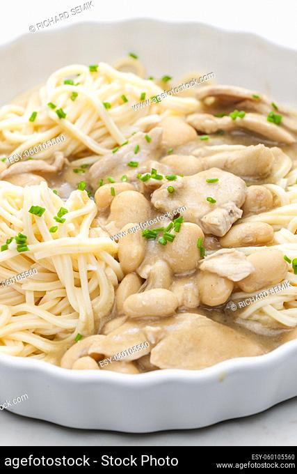 spaghetti with chicken meat and white beans