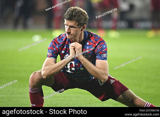 Thomas MUELLER (MULLER, FC Bayern Munich) warming up, action, single image, trimmed single motif, half figure, half figure