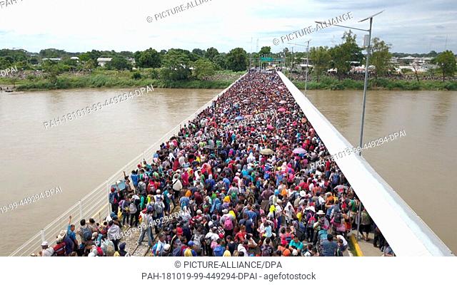 19 October 2018, Guatemala, Tecún Umán: 19 October 2018, Guatemala, Tecún Umán: Thousands of migrants from Honduras are waiting on the border between Guatemala...