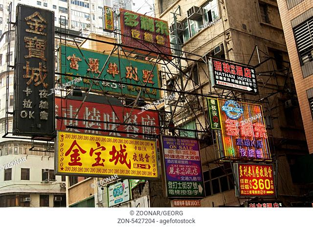 Reklameschilder in kantonesischer Schrift für Hotels und Geschäfte in der Nathan Road, Kowloon, Hongkong / Business signs in Cantonese for hotels and other...