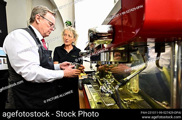 11 October 2023, Thuringia, Weimar: Sabine Schön, a café employee, and Bodo Ramelow (Die Linke), Minister President of Thuringia