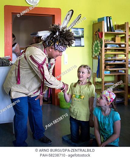 Dale Rood, Turtle Clan chief representative of the Oneida Indian Nation, speaks to a group of grade 3 and grade 4 students of the Evangelische Grundschule...