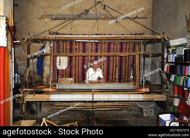 Medina quarter of Fes (World Heritage Site), weaver loom. Morocco