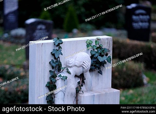 16 November 2023, Saxony, Leipzig: Gravesites at the southern cemetery. On Volkstrauertag (19.11.2023) and Totensonntag (26.11