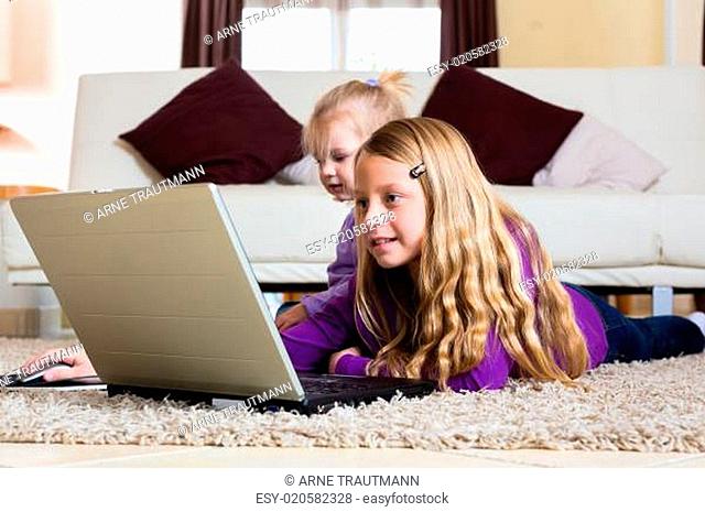 Familie - Kind spielt mit dem Laptop