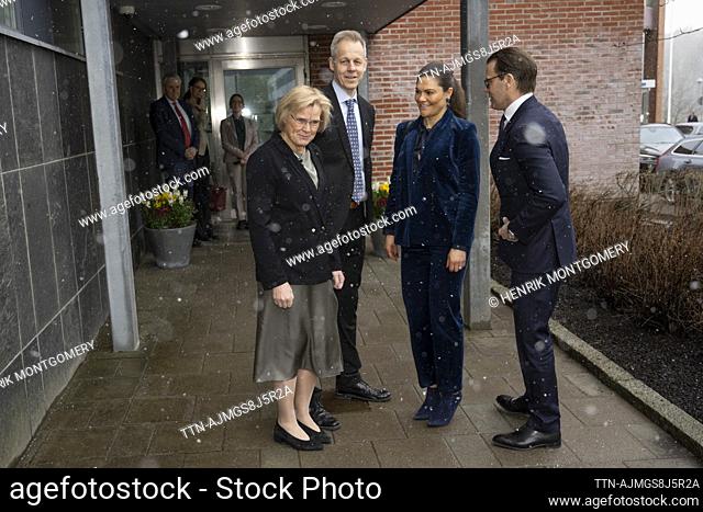 STOCKHOLM 20220408 Kronprinsessan Victoria och Prins Daniel besöker södertörns åklagarkammare och tas emot av riksåklagare Petra Lundh och kammarchef Gunnar...