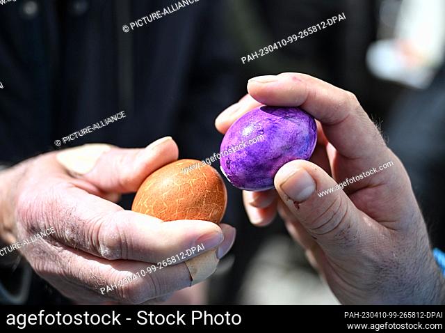 10 April 2023, Baden-Württemberg, Leutkirch In Allgäu: Parishioners compete for the hardest Easter egg in front of the Lutheran town church on Easter Monday...