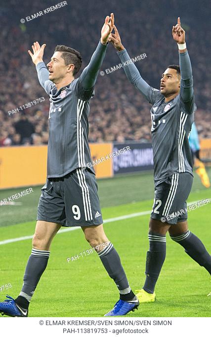 goalkeeper Robert LEWANDOWSKI (left, M) and Serge GNABRY (M) celebrate the goal to make it 1-0 for FC Bayern Munich, jubilation, cheering, cheering, joy, cheers