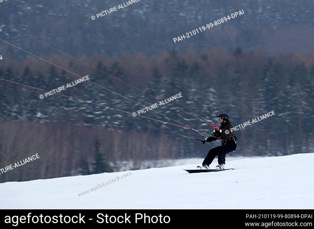 18 January 2021, Saxony, Possendorf: A man snowkiting on a snow-covered field in Possendorf near Dresden. In the process