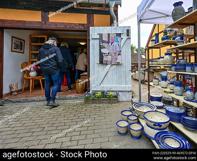 28 May 2022, Brandenburg, Groß Neuendorf: Visitors can be seen at the pottery market. On 27.05.2022 began the three-day 24th Art Loose Days in the Oderbruch in...