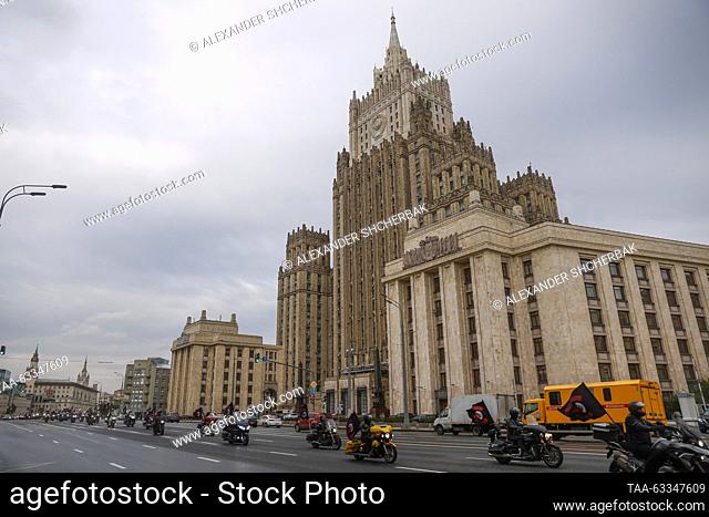 RUSSIA, MOSCOW - OCTOBER 14, 2023: Members of the Night Wolves Club ride past the main building of the Russian Foreign Ministry on Smolensky Boulevard during a...