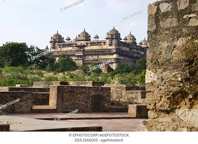 Ruins of old buildings and exterior view of Jahangir Mahal, palace built by Bir Singh Deo in 1605 for the Mughal Emperor Jahangir, Madhya Pradesh, India