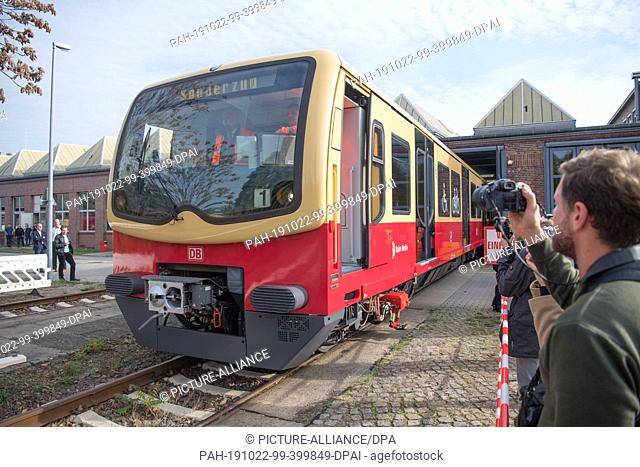 22 October 2019, Berlin: A refurbished S-Bahn train of the 481 series rolls out of the factory in Schöneweide. In the guise of the 483/484 series
