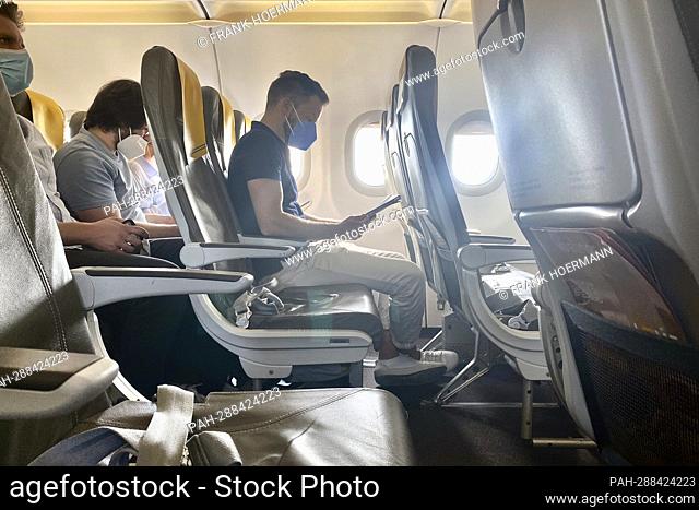 Passengers sit with face masks in the economy class of a Vueling passenger plane. - Jerez de la Frontera/Andalusien/Spanien