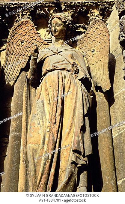 FRANCE CHAMPAGNE HAUTE MARNE 51 REIMS THE GOTHIC CATHEDRAL SIDE PORCH THE FAMOUS SMILING ANGEL