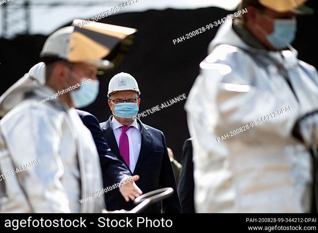28 August 2020, North Rhine-Westphalia, Duisburg: Federal Minister of Economics Peter Altmaier (CDU) visits the steelworks of Thyssenkrupp and stands behind two...