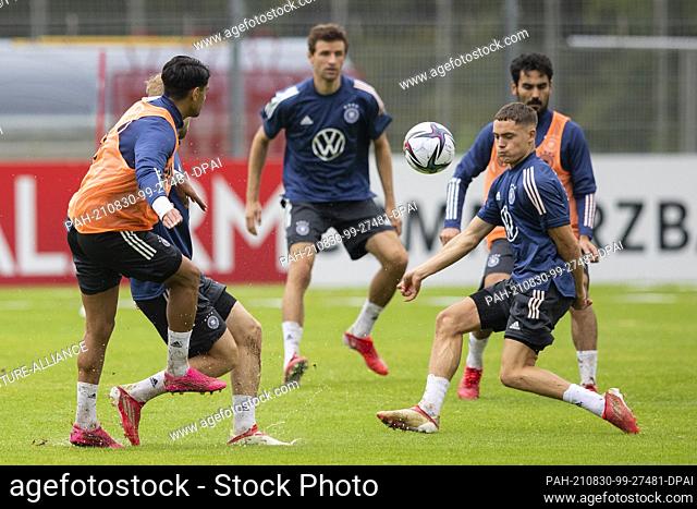 30 August 2021, Baden-Wuerttemberg, Stuttgart: National team, training at ADM-Sportpark, Stuttgart. Nadiem Amiri (l) in action against Florian Wirtz (r)