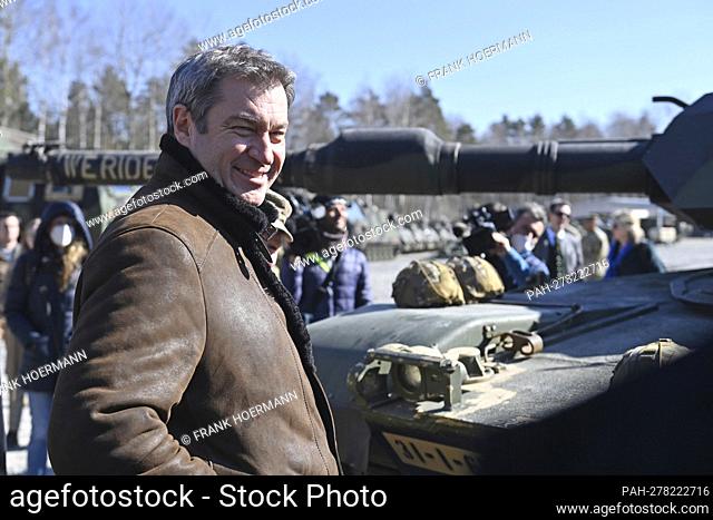 Markus SOEDER (Prime Minister of Bavaria and CSU Chairman) speaks to US Army soldiers, standing in front of a tank. Prime Minister Dr