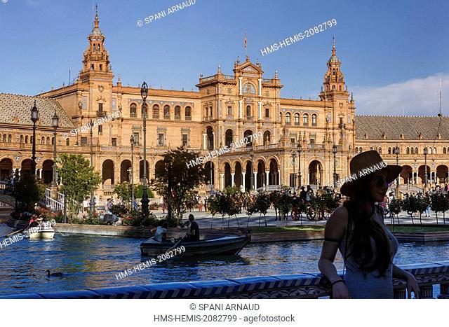 Spain, Andalusia, Seville, Place of Spain, Universal Exhibition of 1929, World Expo, people enjoying a sunny day to walk and relax
