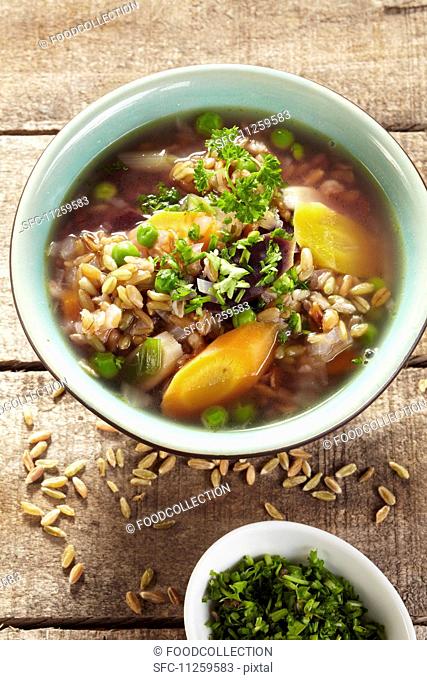 Unripe spelt grain soup with carrots and peas