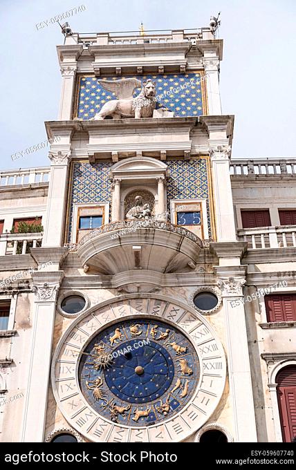 Uhrenturm - prachtvolles Monument am Markusplatz in Venedig, Torre dell'orologio