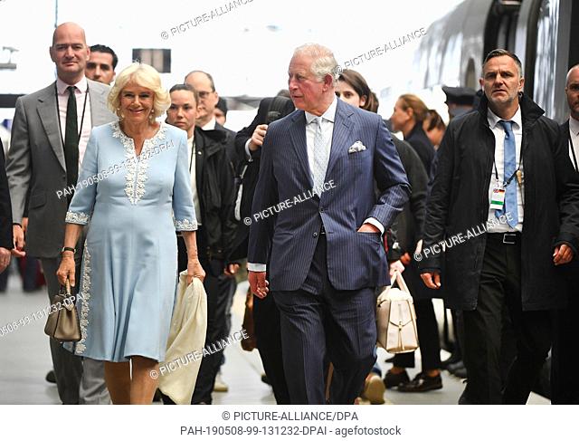 08 May 2019, Saxony, Leipzig: The British heir to the throne Prince Charles and his wife Camilla arrive at the main station