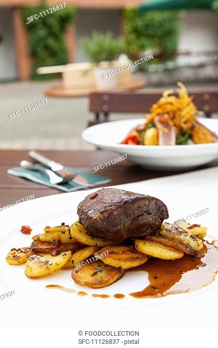 Rump steak with fried potatoes