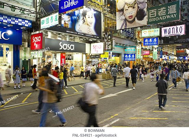 People shopping in market at night, Mong Kok, Yau Tsim Mong District, Kowloon Peninsula, Hong Kong, China