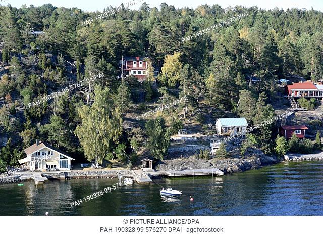 13 July 2018, Sweden, Stockholm: Archipelago with houses and jetties near the Swedish capital. The Stockholm Archipelago consists of about 30, 000 islands